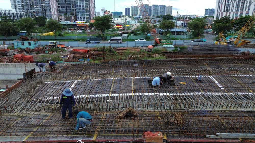 Công nhân hàn thép tại gói thầu cầu N2 nối cao tốc với đường Mai Chí Thọ. Ảnh: Anh Tú