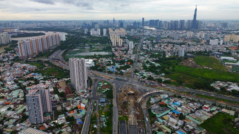 Toàn cảnh nút giao An Phú (TPHCM) nhìn từ trên cao, nhiều hạng mục chính vẫn ngổn ngang sau gần 3 năm thi công. Ảnh: Anh Tú