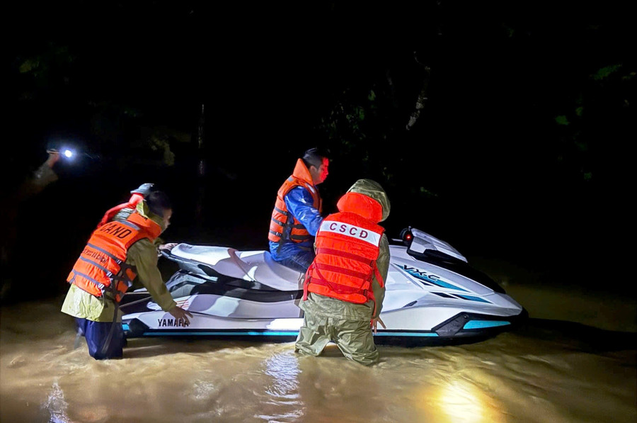 Lực lượng cứu hộ dùng mô tô nước tham gia cứu hộ người dân bị lũ cô lập. (Ảnh: CACC) c28bc792-6b29-402d-91e8-7f759375fabc.jpg