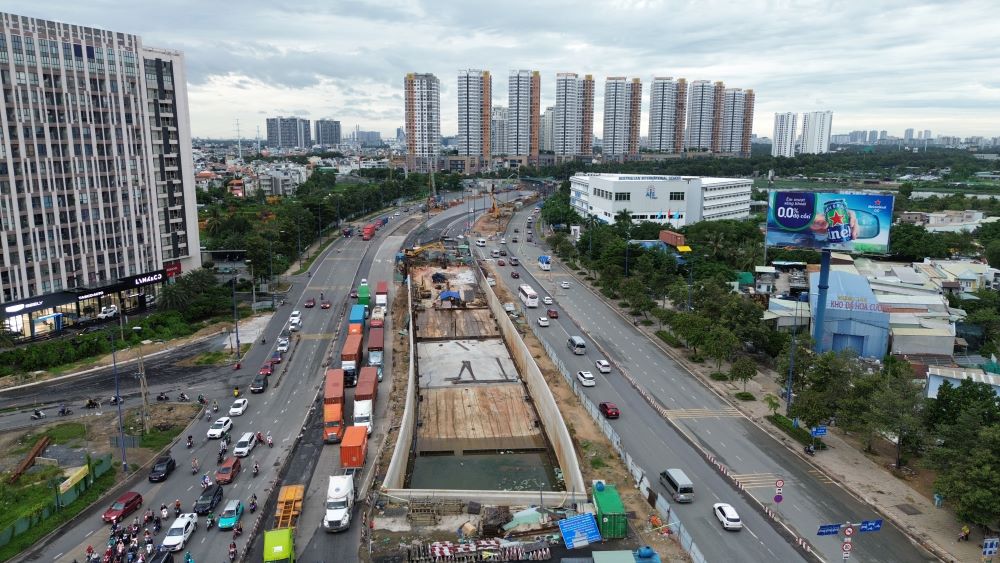 Hầm chui, cầu vượt, tháp biểu tượng,... những hạng mục trọng điểm của dự án nút giao An Phú vẫn dở dang. Ảnh: Anh Tú