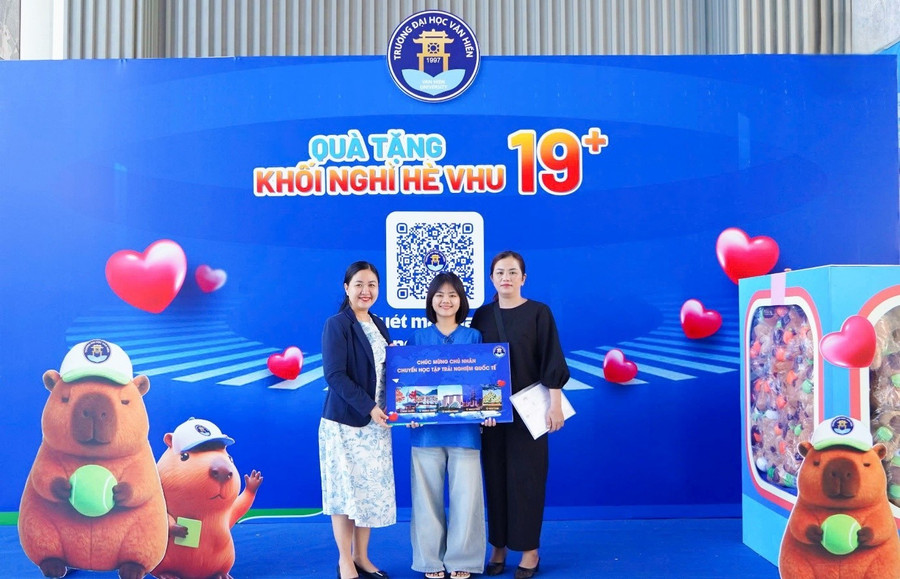 Thí sinh đến nhập học may mắn nhận được chuyến học tập trải nghiệm quốc tế, sẵn sàng hành trình hội nhập toàn cầu. 4-9601.jpg