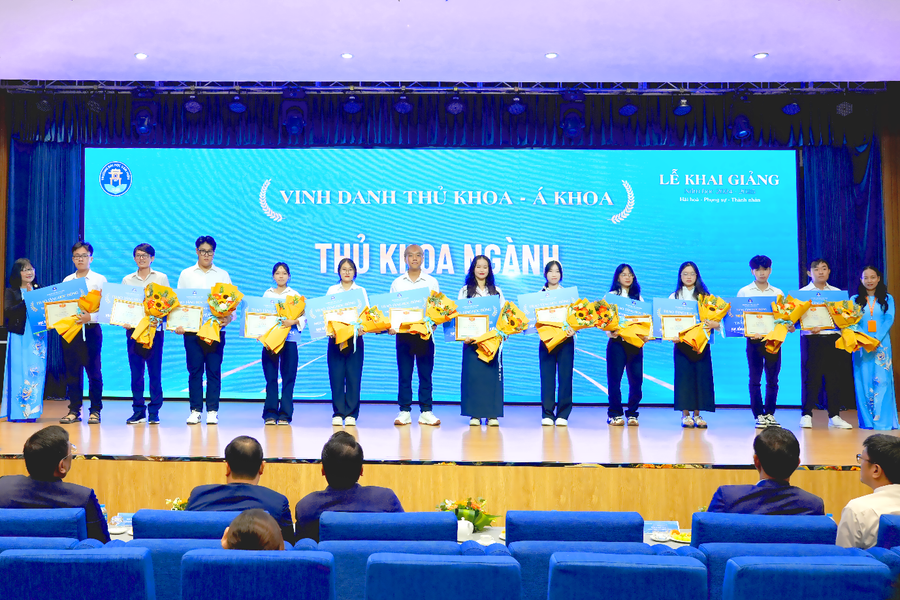 Các tân sinh viên là thủ khoa, á khoa trường/ngành được vinh danh và trao tặng học bổng tại Lễ Khai giảng năm học 2024-2025.