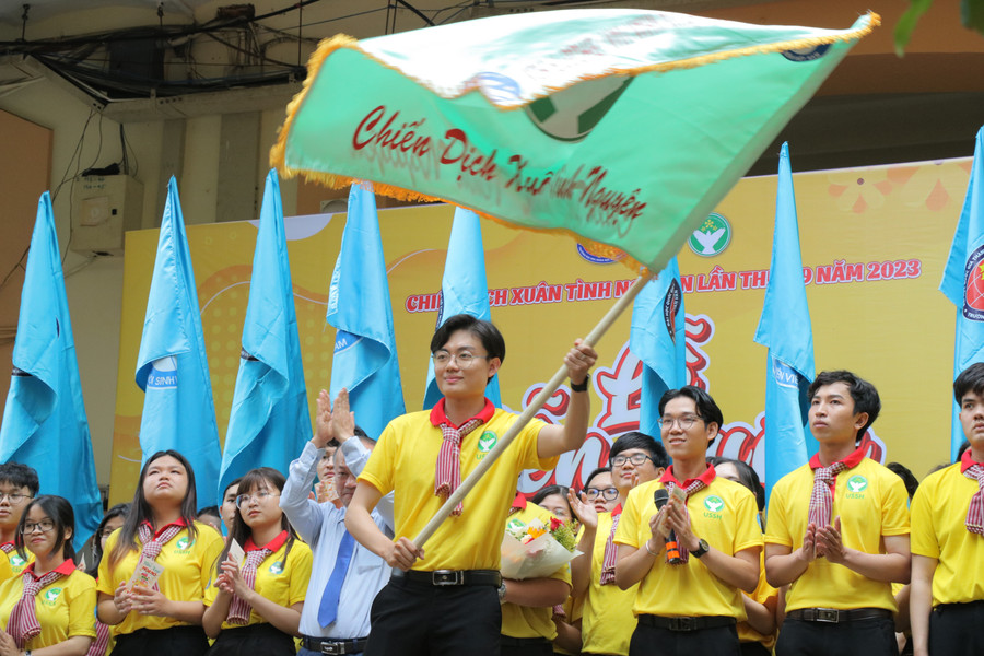 Lý Tuấn Anh tại lễ ra quân chiến dịch Xuân Tình Nguyện khi còn là Chủ tịch Hội sinh viên Trường Đại học Khoa học Xã hội và Nhân văn (Đại học Quốc gia TPHCM). Ảnh: NVCC.