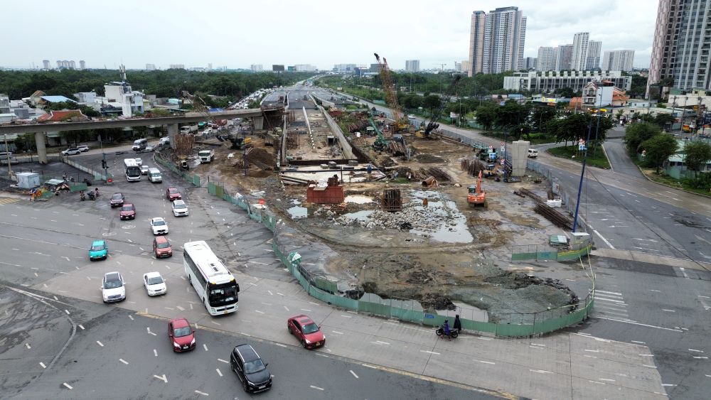 Càng gần mốc về đích, áp lực tiến độ càng đè nặng, trong khi thực tế thi công vẫn ì ạch. Ảnh: Anh Tú