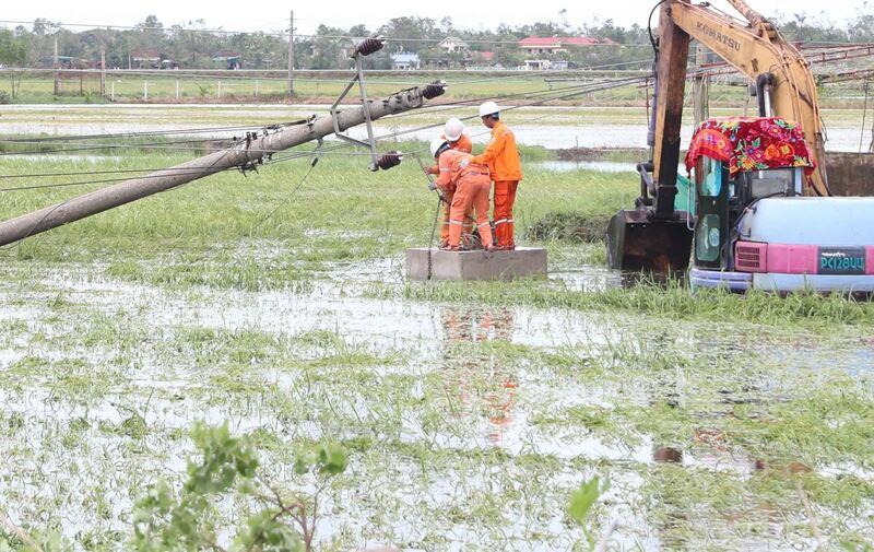 Công nhân ngành điện khắc phục sự cố bão số 5