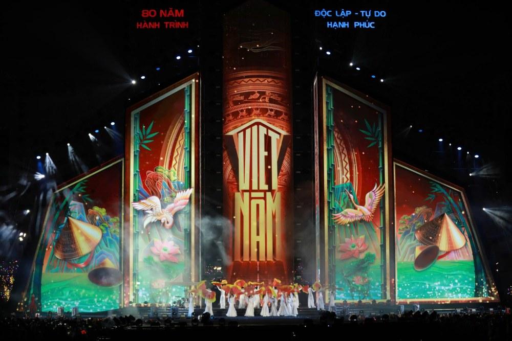 Toàn cảnh sân khấu “Việt Nam trong tôi“. Ảnh: Ánh Dương