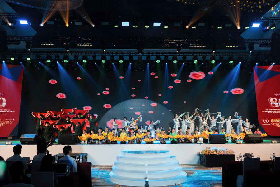 Những tiết mục văn nghệ đặc sắc góp phần bồi đắp lòng tự hào cho thế hệ trẻ.