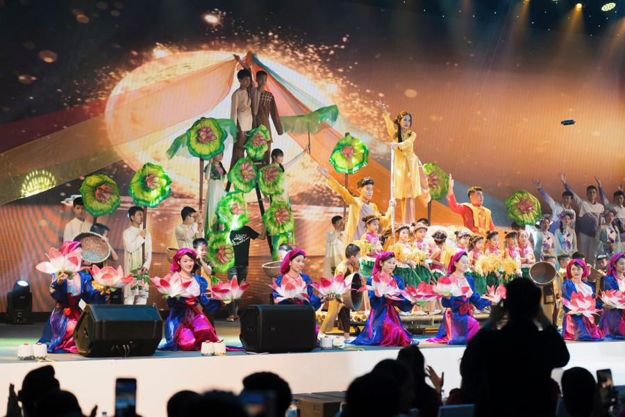 Tiết mục văn nghệ được chuẩn bị công phu. 538700369-4176610975947926-6586288560106543227-n.jpg