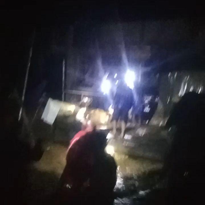Lũ về bất ngờ về trong đêm 27.8 làm nhiều hộ dân xã Nhôn Mai phải di dời tài sản. Ảnh: Viết Lam