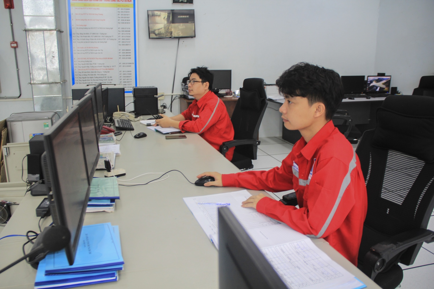 Các kỹ sư vận hành thủy điện Đakđrinh.