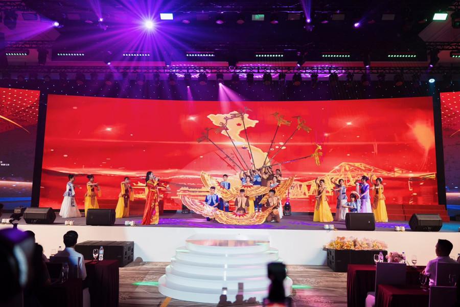 Những tiết mục văn nghệ lan toả tình yêu nước. 540408254-4176611582614532-311083262133776254-n.jpg