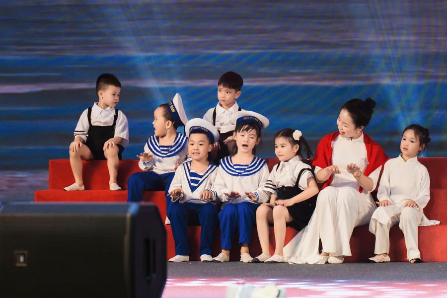 Những mầm non tương lai của đất nước hưởng hứng tiết mục với chủ đề yêu Tổ quốc. 540780428-4176611552614535-5205870363828240119-n.jpg