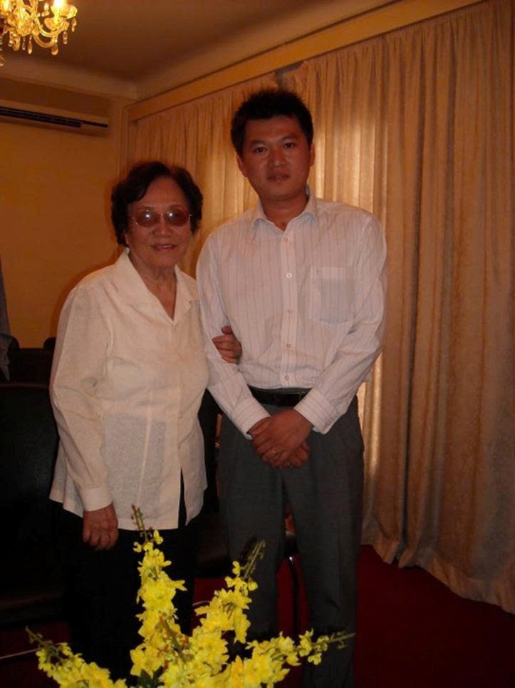 Ảnh bà Nguyễn Thị Bình chụp với tác giả tại thủ đô Alger (2009)