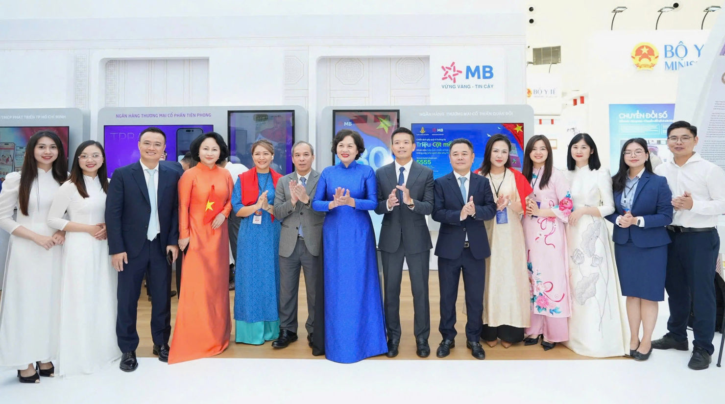 Thống đốc NHNN Nguyễn Thị Hồng chụp ảnh lưu niệm c&ugrave;ng l&atilde;nh đạo v&agrave; c&aacute;n bộ MB tại Triển l&atilde;m Th&agrave;nh tự Đất nước A80.