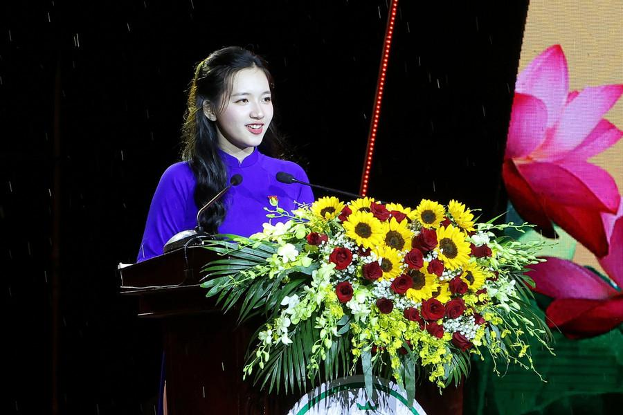 Em Nguyễn Thị Thủy Tiên phát biểu cảm tưởng. le-quoc-khanh-8.jpg