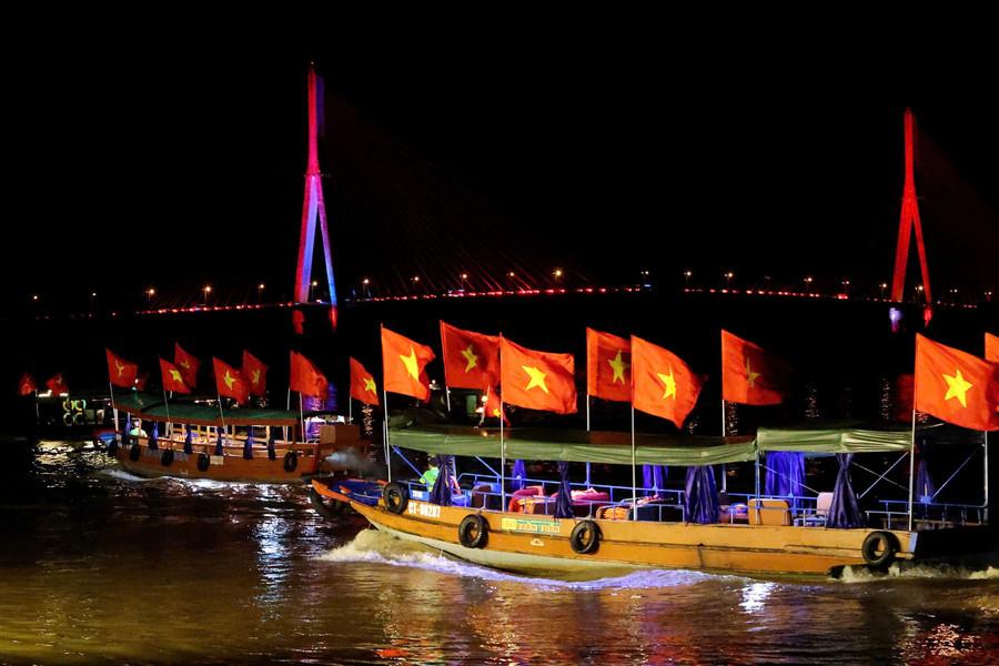 Không gian sông nước Tây Đô rực rỡ cờ đỏ sao vàng. le-quoc-khanh-9.jpg