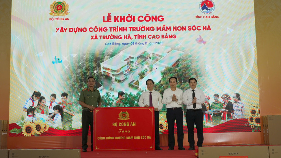 Thứ trưởng Bộ Công an Phạm Thế Tùng trao kinh phí xây trường mầm non cho lãnh đạo UBND tỉnh Cao Bằng.