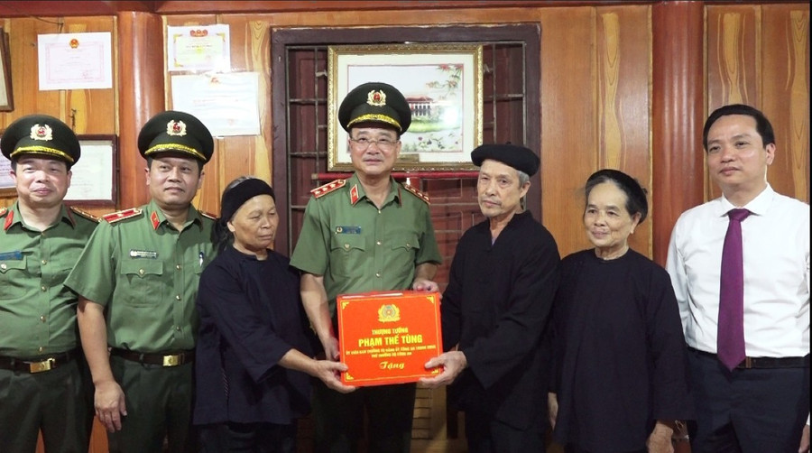 Thứ trưởng Bộ Công an Phạm Thế Tùng thăm, tặng quà gia đình chính sách trên địa bàn. photo-library-20250903200159-0e646dc3-aee5-43f5-9fab-7e53901e0bfa-tham-tang-qua-gia-inh-chinh-sach-tren-ia-ban.jpg