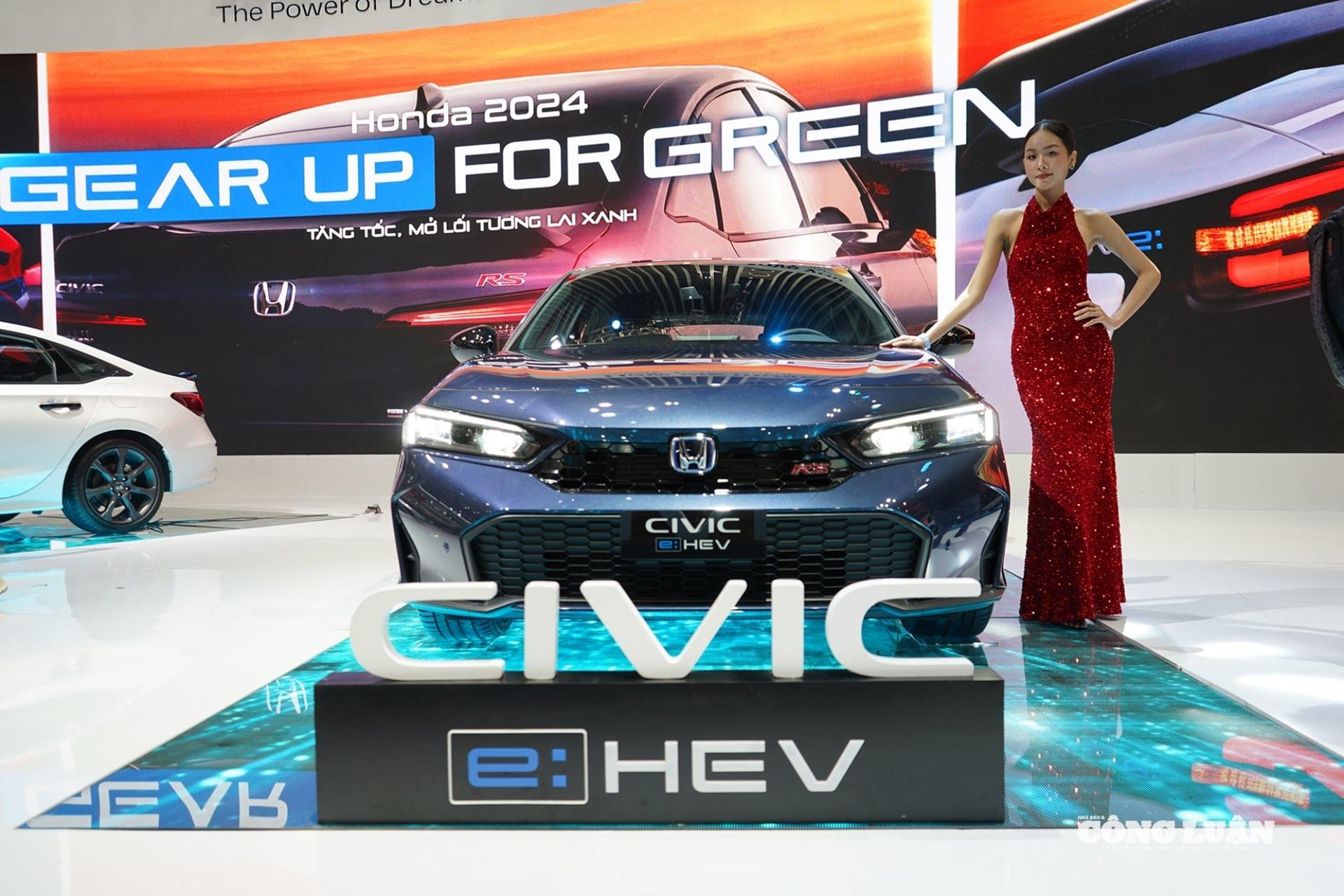 Người tiêu dùng mua phiên bản hybrid Honda Civic e:HEV RS VIN24 được giảm giá cao nhất 100 triệu đồng - Ảnh: ĐT