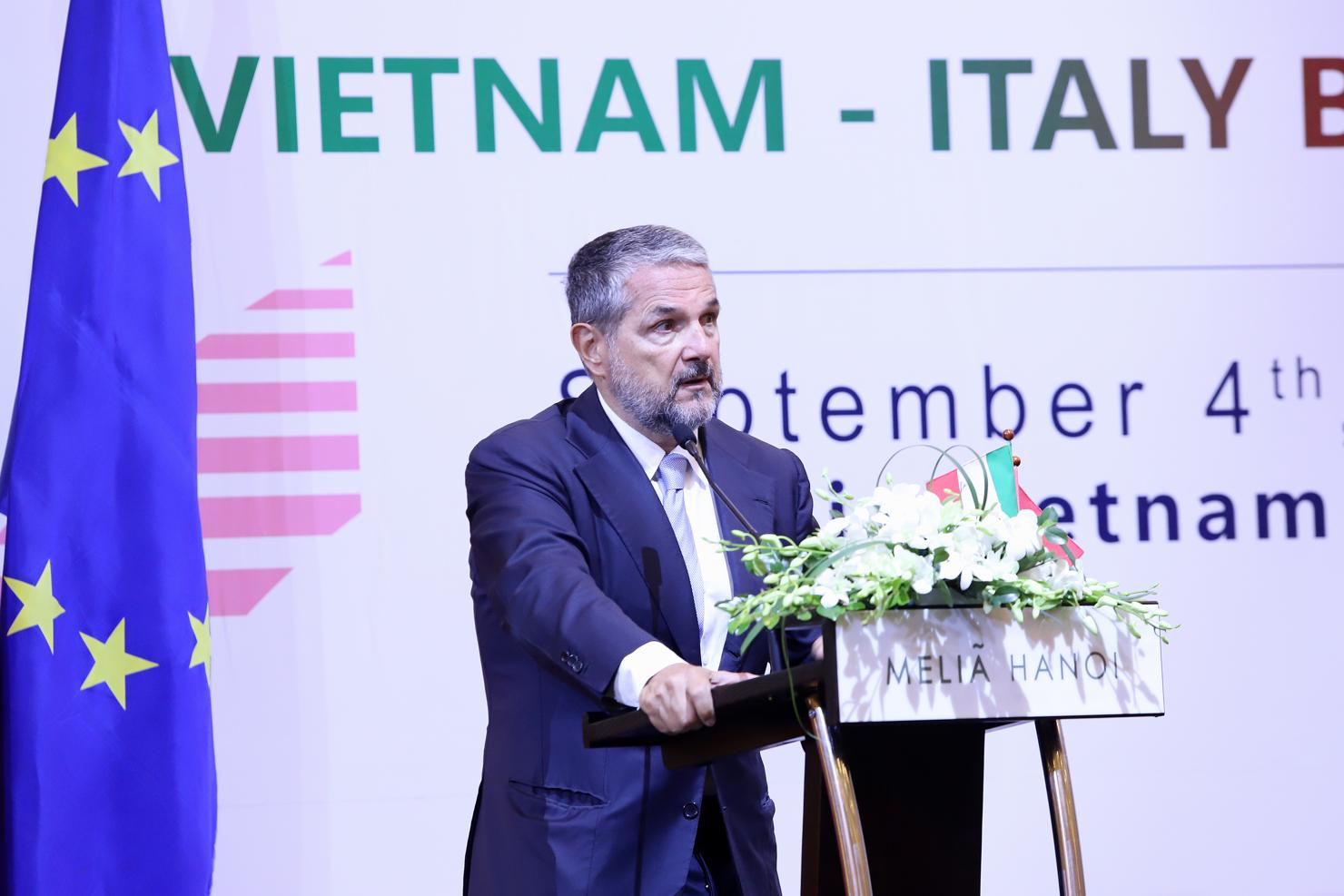 Thứ trưởng Bộ Doanh nghiệp v&agrave; Sản phẩm sản xuất Italia Valentino Valentini ph&aacute;t biểu tại Diễn đ&agrave;n.