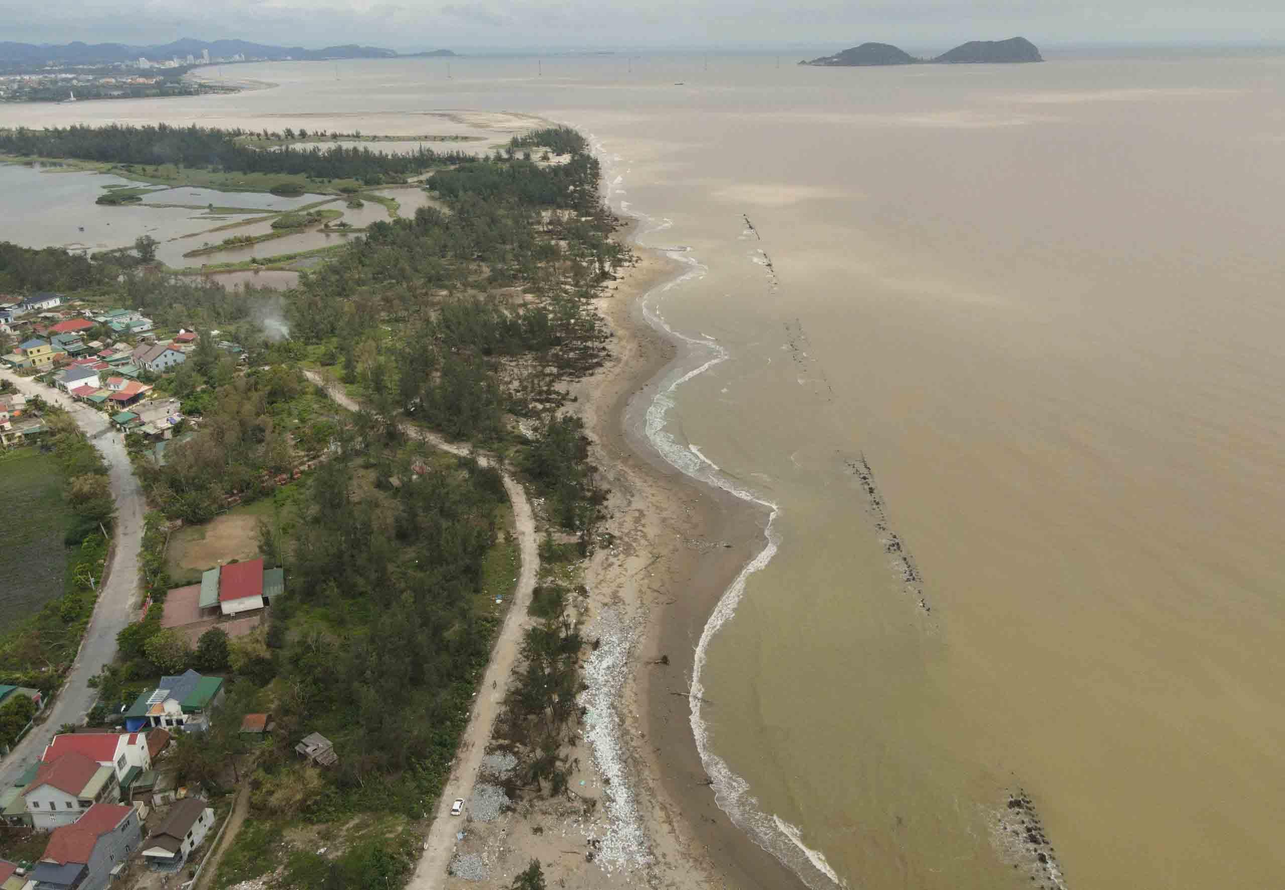Những lối mở của tuyến kè chắn sóng đã “mở cửa” cho sóng tiến sát vào bờ biển gây sạt lở. Ảnh: Trần Tuấn.