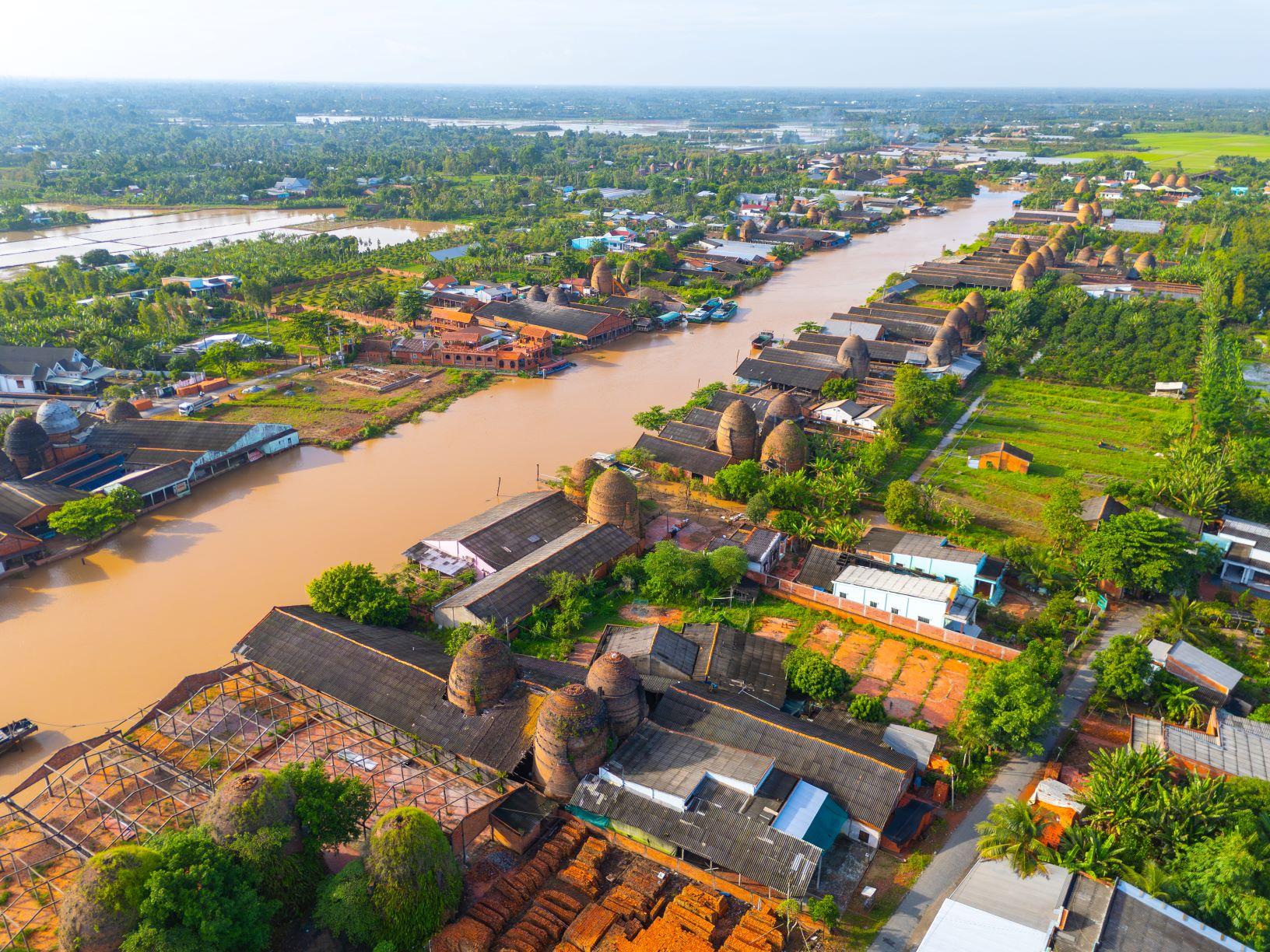 Trước đây làng gạch gốm Mang Thít nằm trải dài 30km thuộc địa bàn TP Vĩnh Long, huyện Long Hồ, huyện Mang Thít. Thời kỳ thịnh vượng nhất (đầu thế kỷ 21) làng có hơn 3.000 lò nung nên được gọi ví như“vương quốc lò gạch” hay “vương quốc đỏ” của vùng đồng bằng sông Cửu Long.