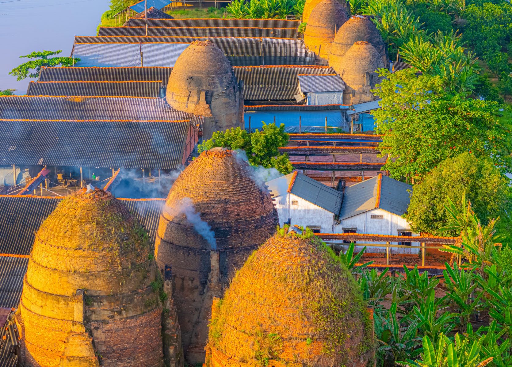 Những lò nung gạch và gốm trông như những cây nấm khổng lồ mọc lên ven kênh Thầy Cai. Lò nung cũng được xây dựng từ hàng nghìn viên gạch xếp đều tăm tắp theo kiến trúc tháp trụ tròn nhỏ dần ở đỉnh, chiều cao thưởng 7 - 12m.