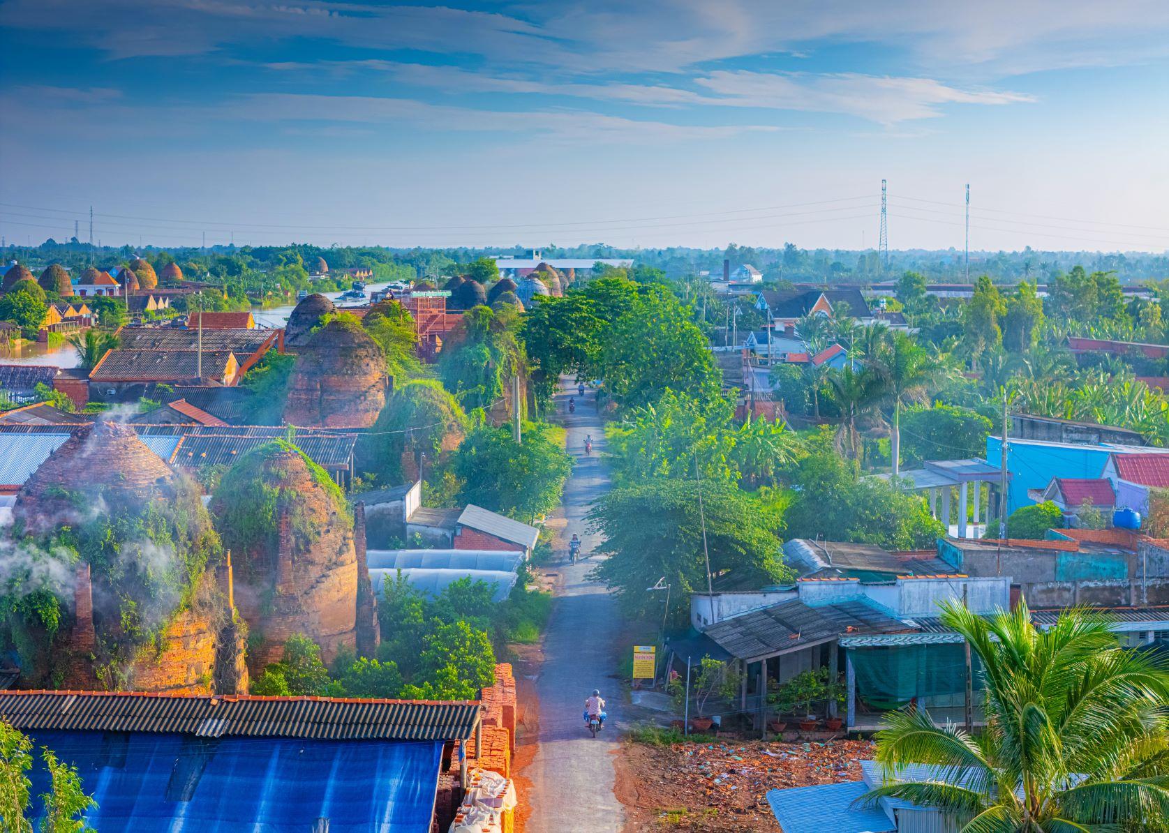 “Cùng với dòng sông Cổ Chiên, lò gạch cũ ám khói lặng lẽ vượt qua bao thăng trầm, nên ai đến đây cũng đều cảm nhận được nét đẹp vượt thời gian của chính nó. Lò gạch Mang Thít Vĩnh Long mang một vẻ đẹp cổ kính và độc đáo. Hình ảnh những viên gạch im lìm nằm giữa khung cảnh hiền hòa, bình yên tại các lò nung, khiến khung cảnh nơi đây càng trở nên cuốn hút, thanh bình hơn bao giờ hết. Vào những buổi chiều tà, khung cảnh lò gạch Mang Thít Vĩnh Long càng trở nên lung linh và ấn tượng“, anh Vũ Khoa chia sẻ.