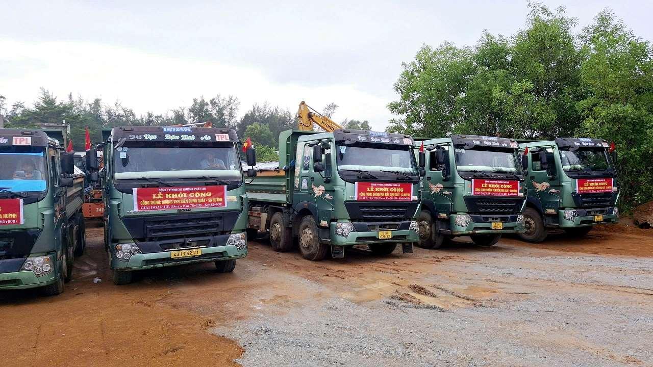 Máy móc, thiết bị tập trung tại công trường để thi công dự án Đường ven biển Dung Quất - Sa Huỳnh, giai đoạn IIb, đoạn Km76+230 - Km82+00. Ảnh: Viên Nguyễn