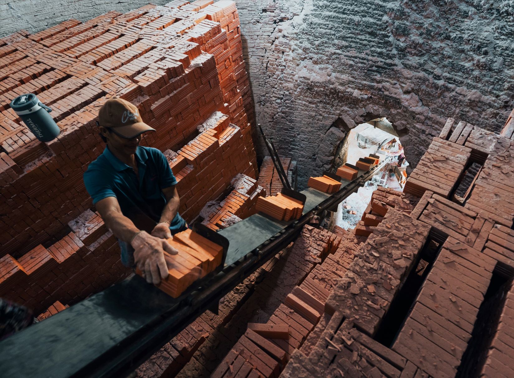 Những lò nung gạch gốm nơi đây không chỉ sản xuất cho người gân trong nước sử dụng mà còn xuất khẩu các sản phẩm gốm sang nhiều quốc gia khác trên thế giới.