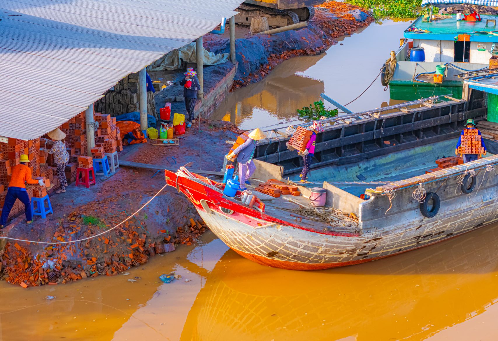 Mang Thít Vĩnh Long là nơi vẫn còn lưu giữ nhiều mỏ sét nguyên sinh cổ xưa có giá trị. Tất cả các mỏ sét nguyên sinh đều nằm bên trong những ngôi làng làm nghề gạch gốm đỏ truyền thống dọc theo hai bên bờ. Đây là nguyên liệu quan trọng nhất để làm thành các sản phẩm trang trí, hoặc trong xây dựng như gạch đỏ, đồ gốm…