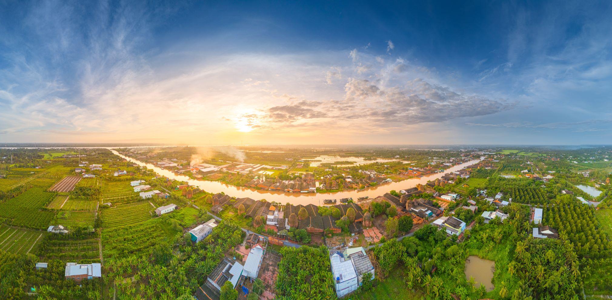 Ngày nay, làng gạch gốm đỏ Mang Thít đã có hơn 100 năm tuổi, hiện còn khoảng 800 lò nung với diện tích khoảng 3.000 ha, tập trung ở ven kênh Thầy Cai đến đoạn giáp sông Cổ Chiên.