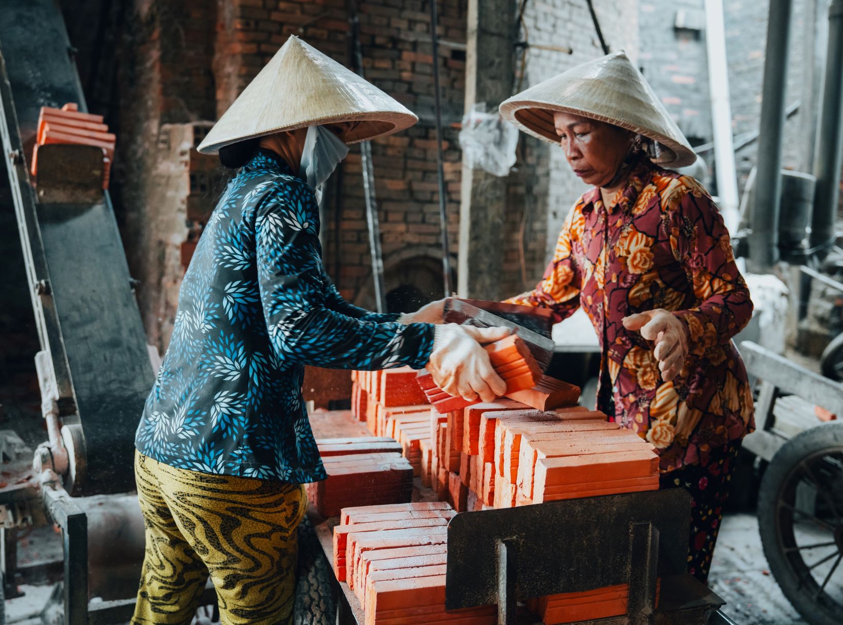 Từ những bàn tay nhiều kinh nghiệm của người thợ thủ công, hàng nghìn tác phẩm có giá trị được ra đời mang đến cho con người nhiều công dụng hữu ích.