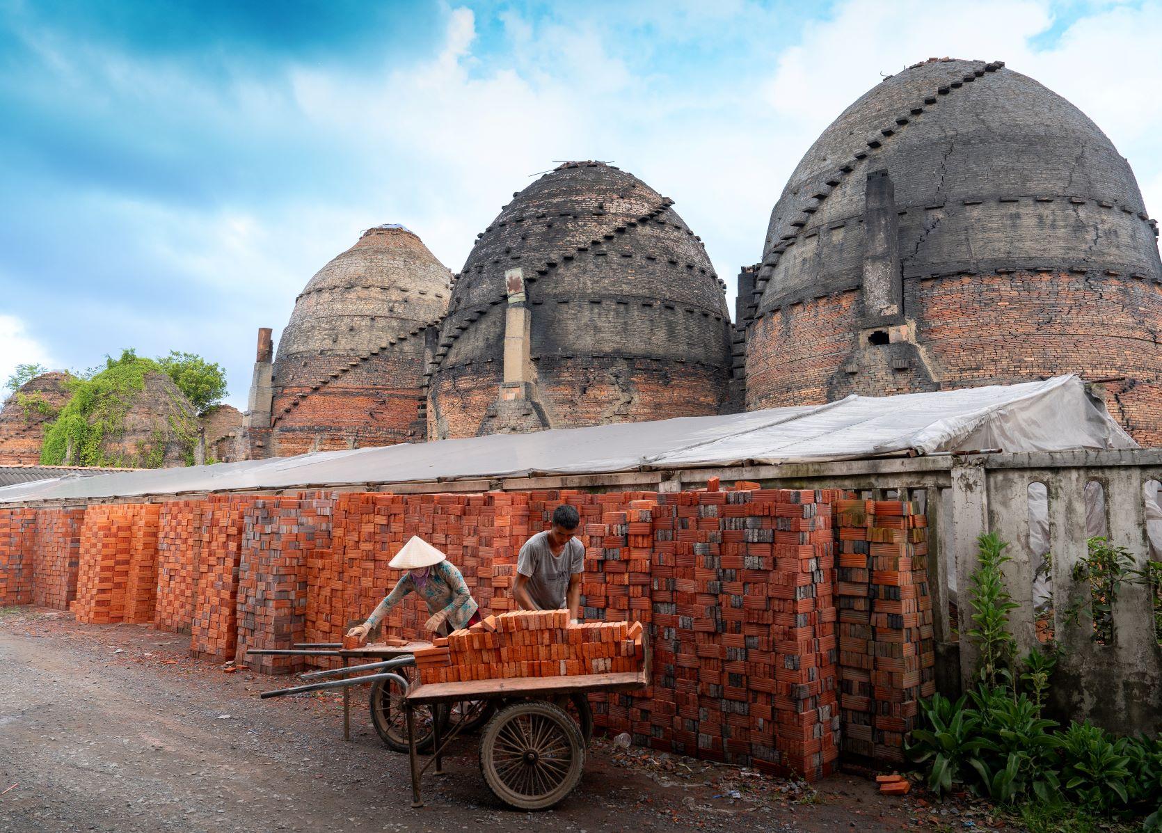 Tháng 8, nhiếp ảnh gia Nguyễn Khánh Vũ Khoa có dịp tác nghiệp tại làng gạch gốm Mang Thít. Theo anh tìm hiểu, đây là khu vực làm nghề gạch và gốm nổi tiếng cũng như lâu đời nhất ở miền Tây. Đa số các hộ gia đình làm gạch tập trung ở các xã Nhơn Phú, Mỹ An thuộc huyện Mang Thít.