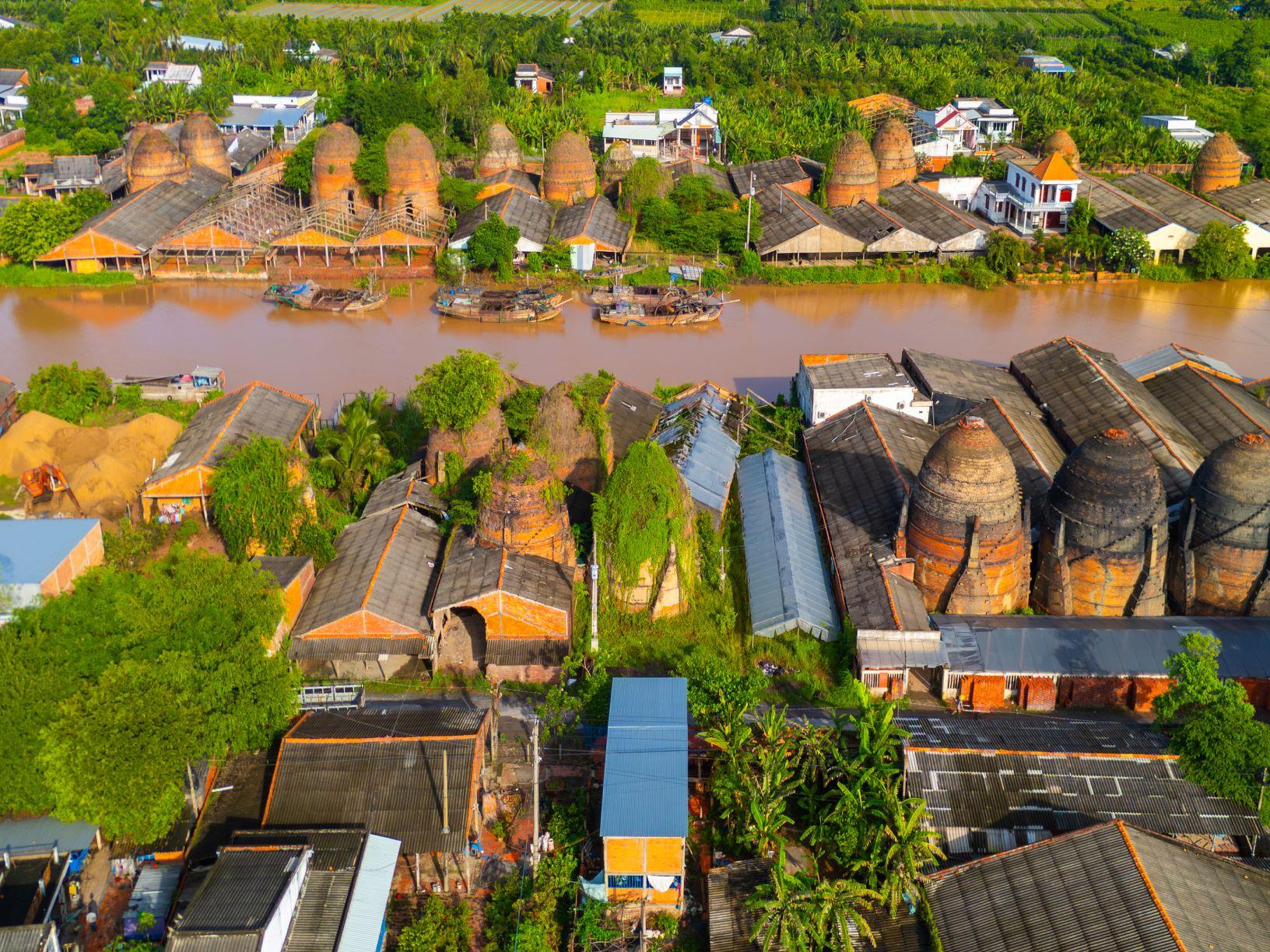 Mang Thít từ một làng nghề truyền thống ngày đêm đỏ lửa nung gạch gốm phục vụ xây dựng và sinh hoạt. Ngày nay, ngôi làng đang trên con đường chuyển mình để trở thành điểm đến du lịch với các homestay, khu trưng bày sản phẩm làng nghề, sản xuất quà lưu niệm...