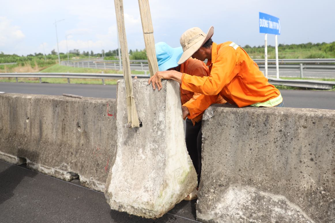 Trên công trường, không khí thi công vẫn khẩn trương với 22 mũi thi công đồng loạt. Ảnh: Tạ Quang