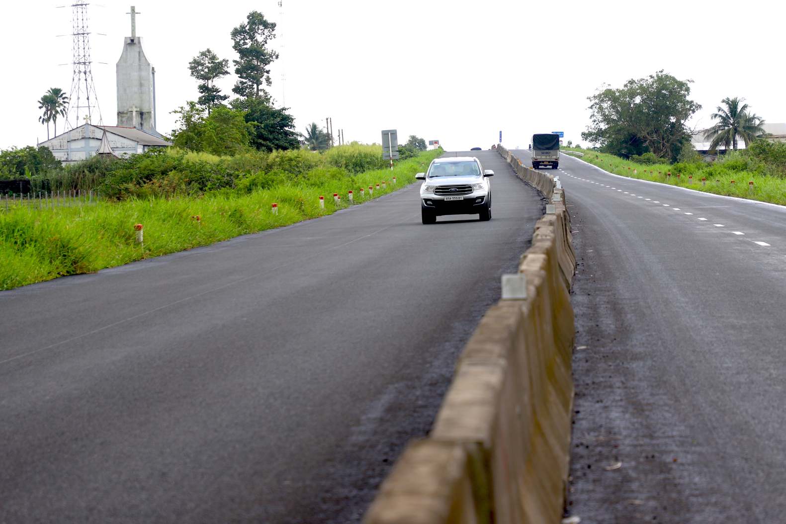 Toàn bộ mặt đường đã được thảm nhựa, bằng phẳng. Ảnh: Tạ Quang