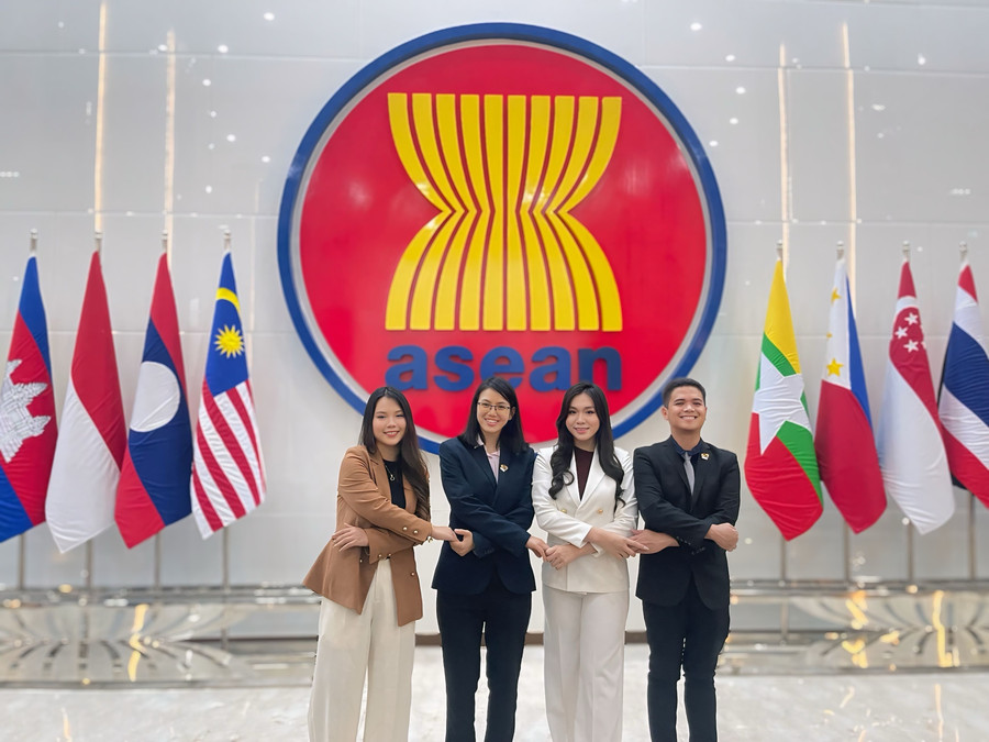 Lê Đỗ Thanh Tú giao lưu cùng các đại diện tại Mạng lưới Lãnh đạo Môi trường Thanh niên ASEAN - Nhật Bản ở Jakarta (Indonesia). Ảnh: NVCC. img-3932.jpg