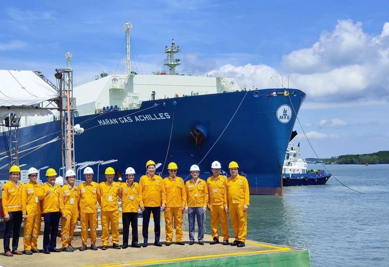 Lãnh đạo và CBCNV PV GAS tại sự kiện đón chuyến tàu LNG đầu tiên đến Việt Nam