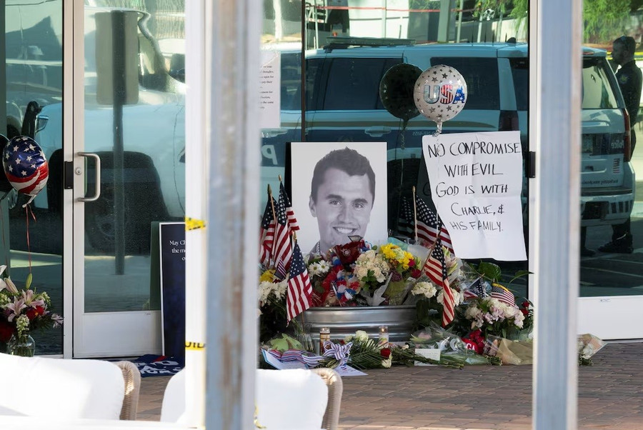 Nhà hoạt động Charlie Kirk. loi-the-cung-ran-cua-ong-trump-sau-vu-am-sat-gay-chan-dong-2.jpg