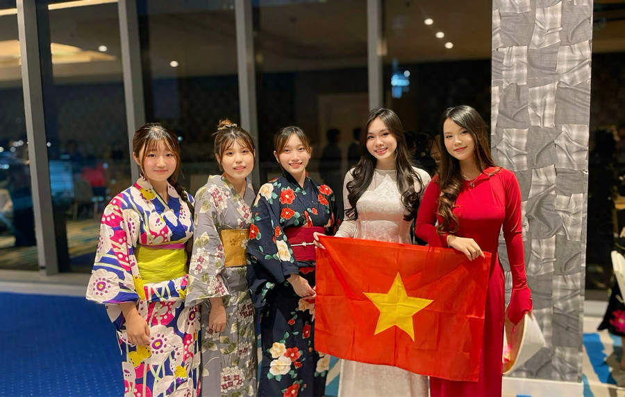 Lê Đỗ Thanh Tú (ngoài cùng bên phải) đại diện Việt Nam tại Mạng lưới Lãnh đạo Môi trường Thanh niên ASEAN - Nhật Bản ở Jakarta (Indonesia). Ảnh: NVCC.