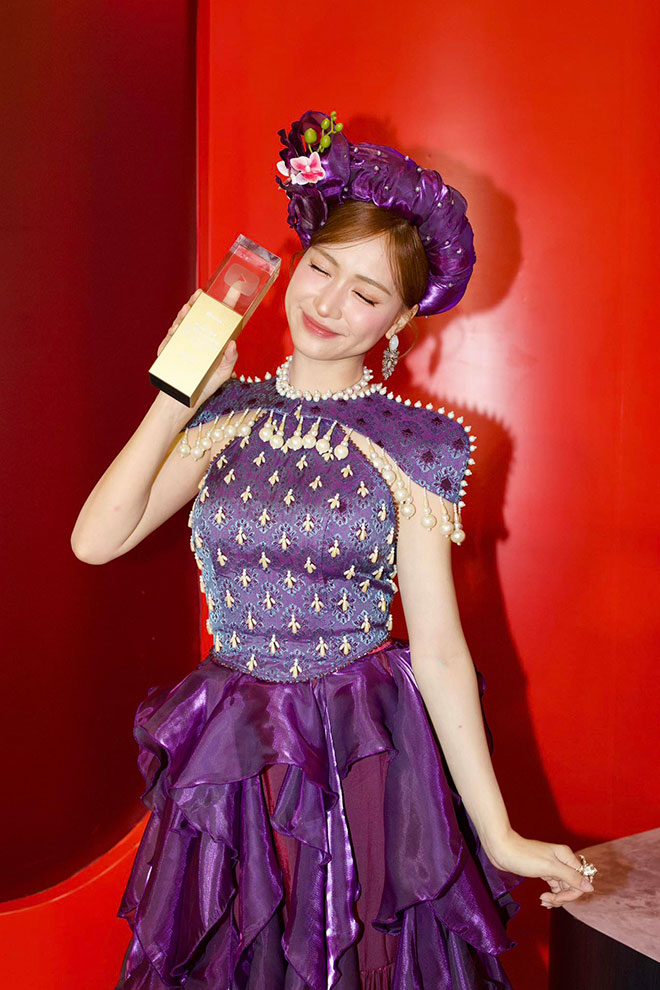 Hòa Minzy với giải thưởng được You Tube Việt Nam trao tặng. Ảnh: Nhân vật cung cấp