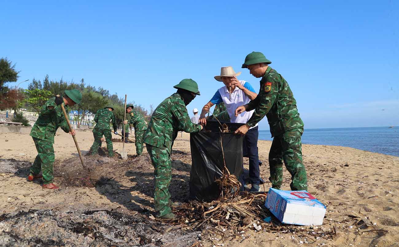 Bộ đội Biên phòng cùng tham gian dọn rác. Ảnh: Ngọc Long.