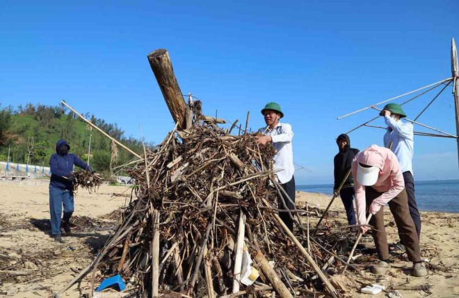 Thu gom, xử lý khoảng 30 tấn rác dạt vào bãi biển Thiên Cầm