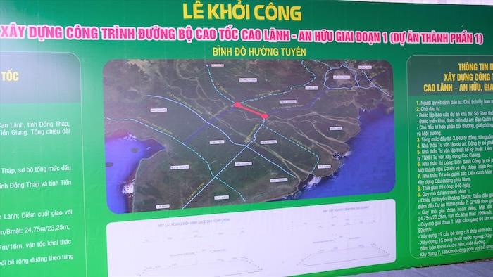 Thông tin Dự án cao tốc Cao Lãnh - An Hữu. Ảnh chụp vào tháng 6.2023. Ảnh: Phong Linh