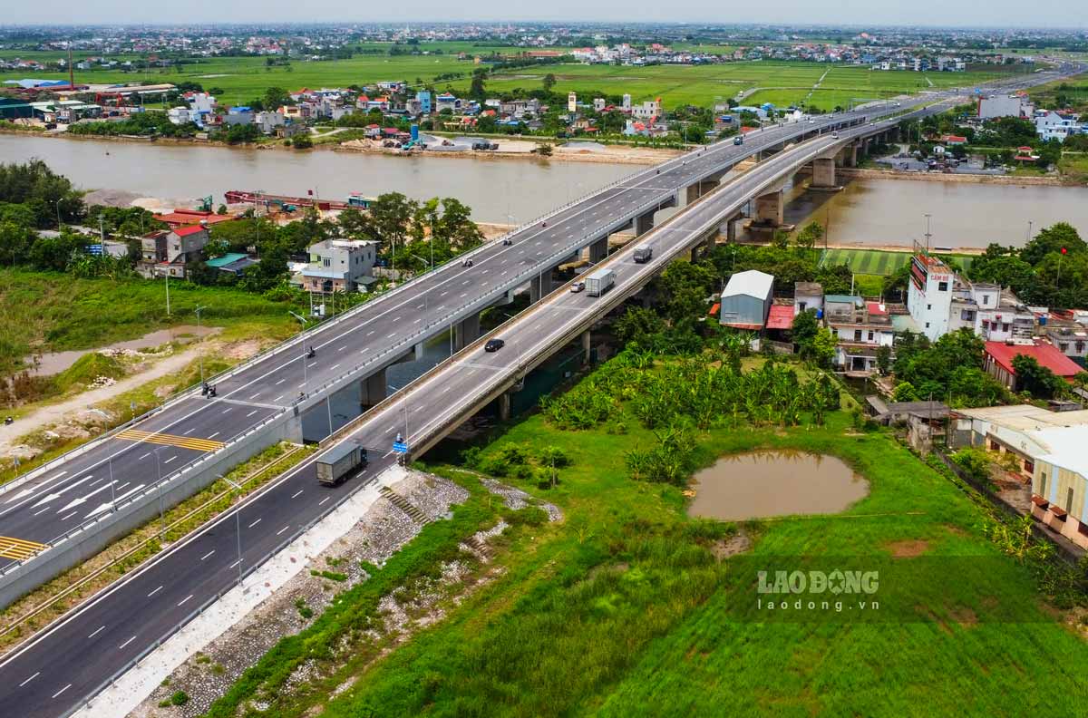 Cầu Lạc Quần cây cầu lớn trên tuyến đường bộ mới Nam Định - Lạc Quần - đường bộ ven biển. Ảnh: Lương Hà