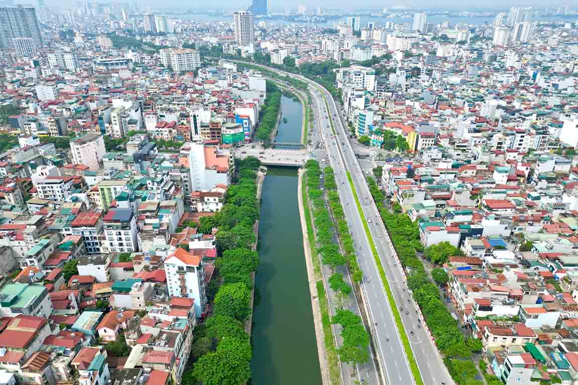 Sông Tô Lịch chảy qua trung tâm Hà Nội. Ảnh: Sóng Hữu
