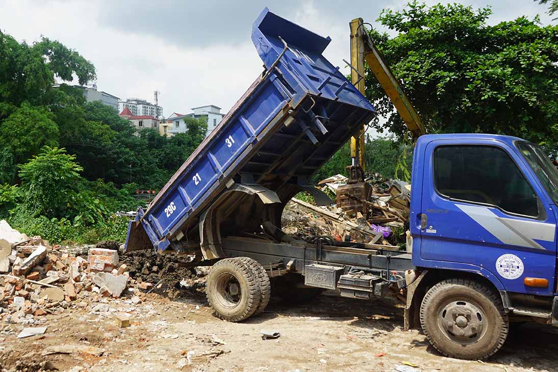 Dự án kè mương thi công cầm chừng, dang dở tại ngõ 39 Tứ Liên. Ảnh: Hữu Vũ