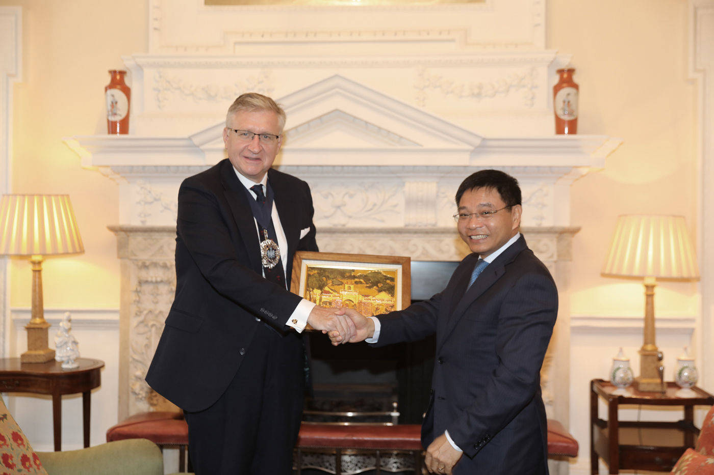 Buổi làm việc giữa Bộ trưởng Nguyễn Văn Thắng và Thị trưởng Khu tài chính London mở ra triển vọng hợp tác trong xây dựng Trung tâm Tài chính quốc tế.