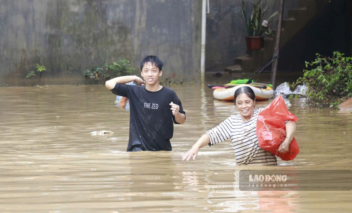 Hình ảnh ghi nhận ngày 9.9.2024, người dân sống khu vực đường Thanh Niên gấp rút di chuyển đến nơi an toàn để tránh lũ. Ảnh: Văn Đức